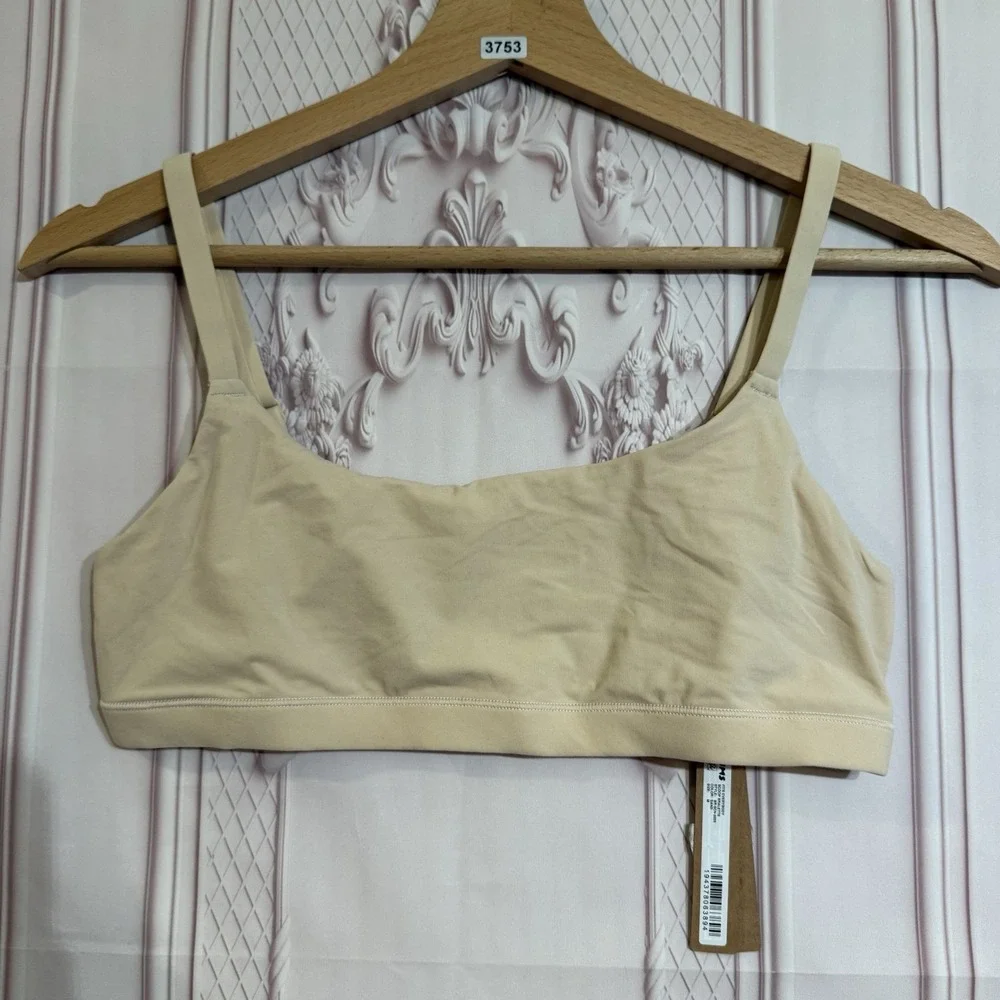 SKIMS Fits Everybody Scoop Neck Bralette Bra Size Medium In Sand NWT - Picture 5 of 6